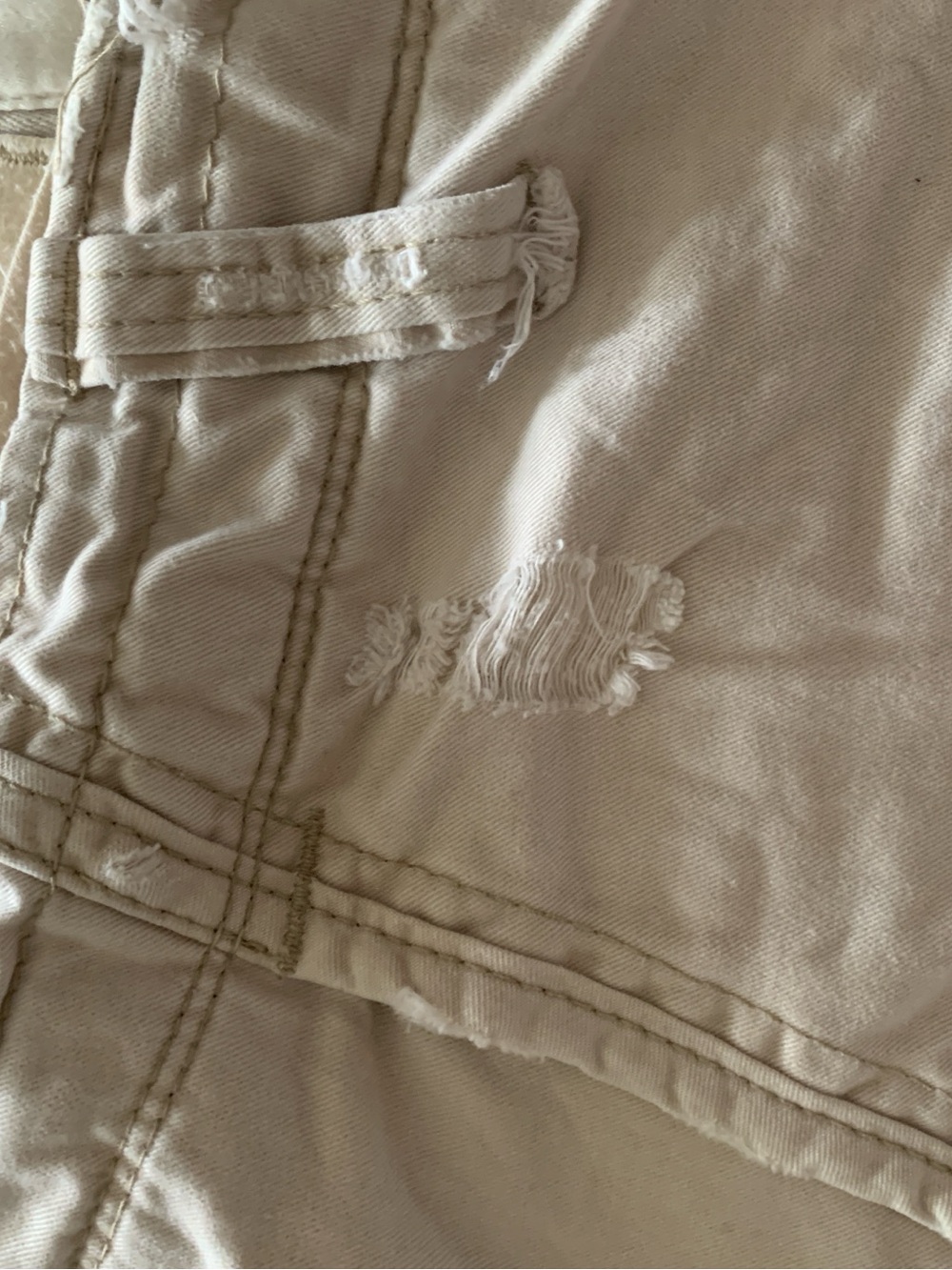Pre-Owned: Abercrombie & Fitch Men's Distressed Cargo Shorts - Cream. - Picture 13 of 14